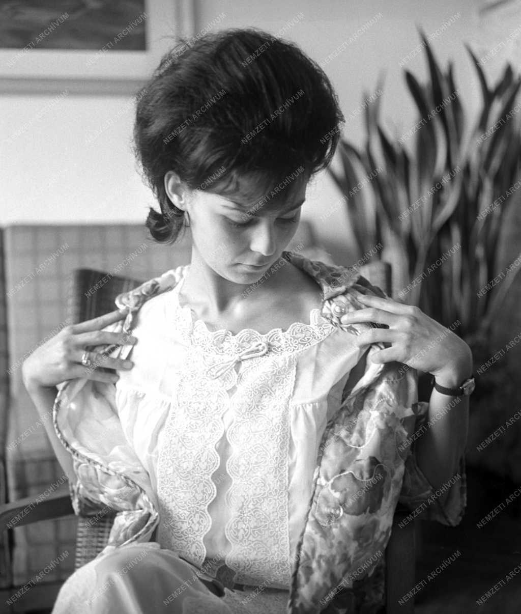 Divat - Bemutató a Divatáru Kiskereskedelmi Vállalat termékeiből