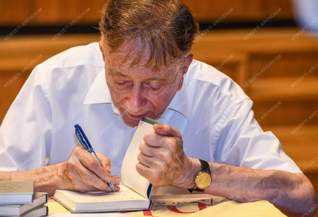 Művészet - Debrecen - Vásáry Tamás dedikál 