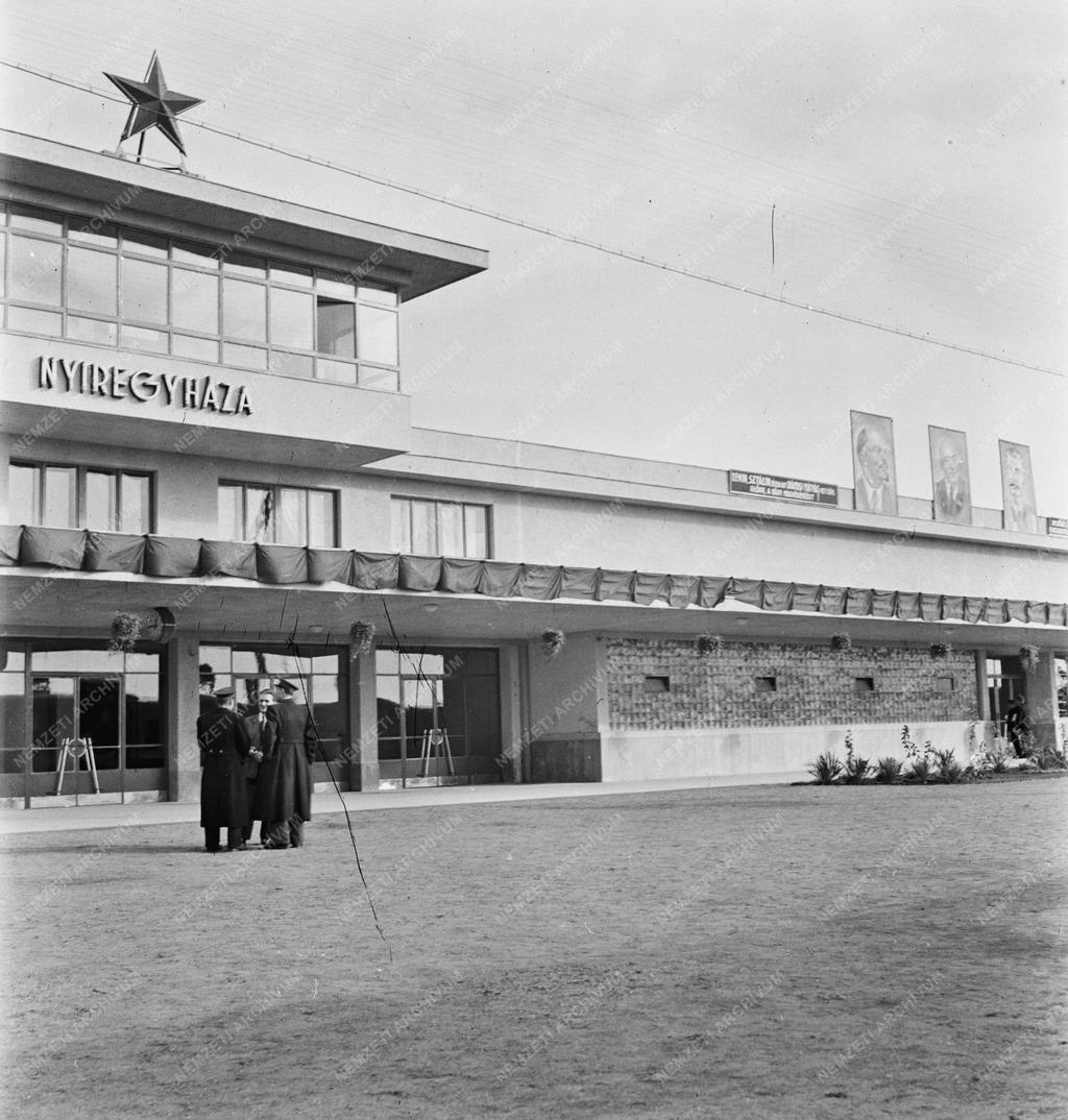 Közlekedés - A nyíregyházi állomásépület átadása 