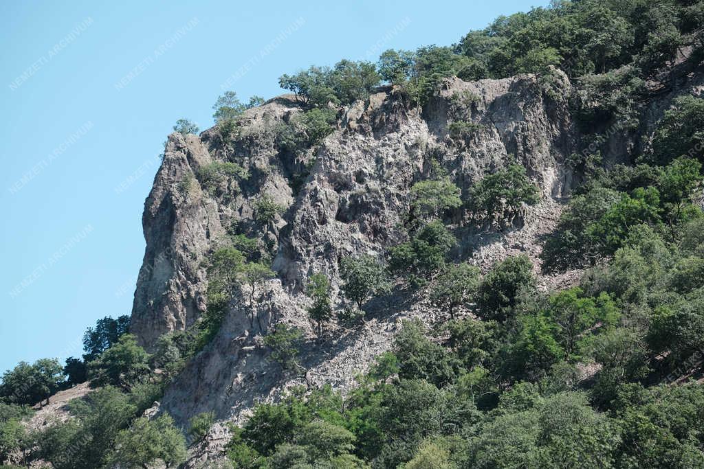 Közlekedés - Nagymaros - Lezárták a 12-es főútat Nagymaros és Zebegény között