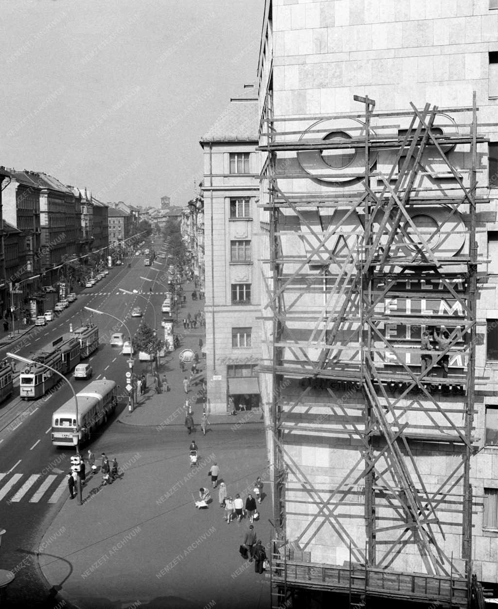 Városkép - Budapest  - ORWO-film neonreklám a fővárosban