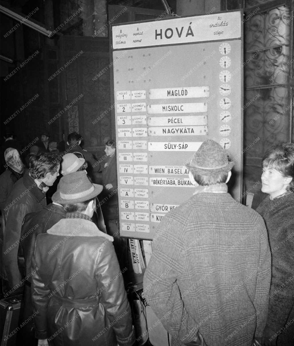 Közlekedés - Karácsonyi csúcsforgalom a Keleti pályaudvaron