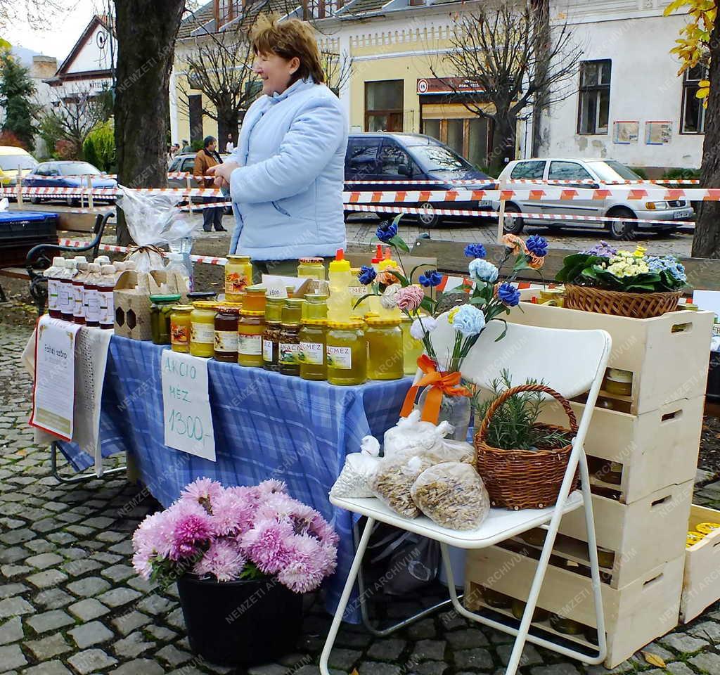 Piac - Nagymaros - Árus az őstermelői piacon