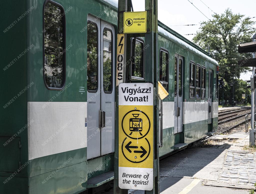 Közlekedés - Budapest - HÉV közlekedésre figyelmeztető tábla