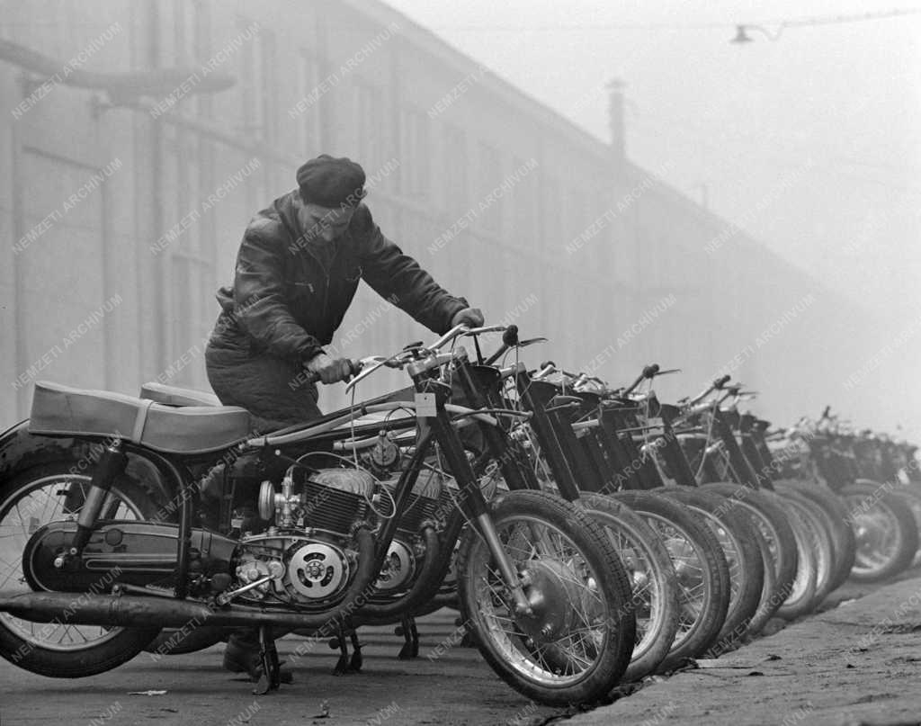 Ipar - Közlekedés - Pannónia motorkerékpár
