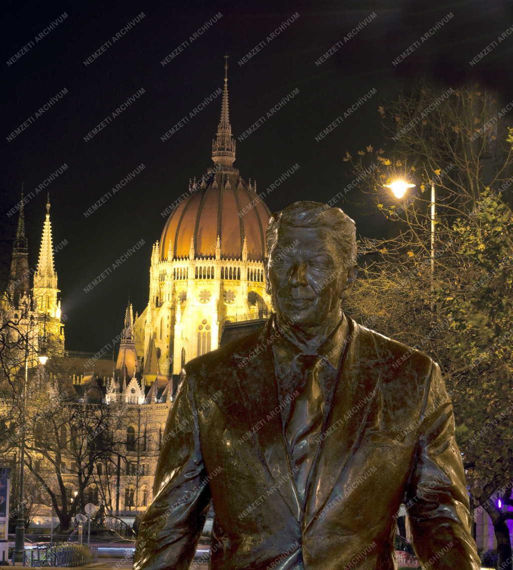 Műalkotás - Budapest - Ronald Reagan szobra