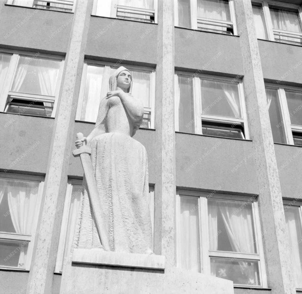 Városkép - Nyíregyháza - Zrínyi Ilona szobra a Zrínyi Ilona Gimnázium előtt