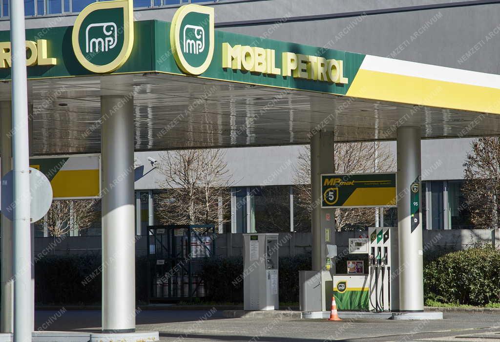 Közlekedés - Energia - Mobil Petrol benzinkút Kőbányán