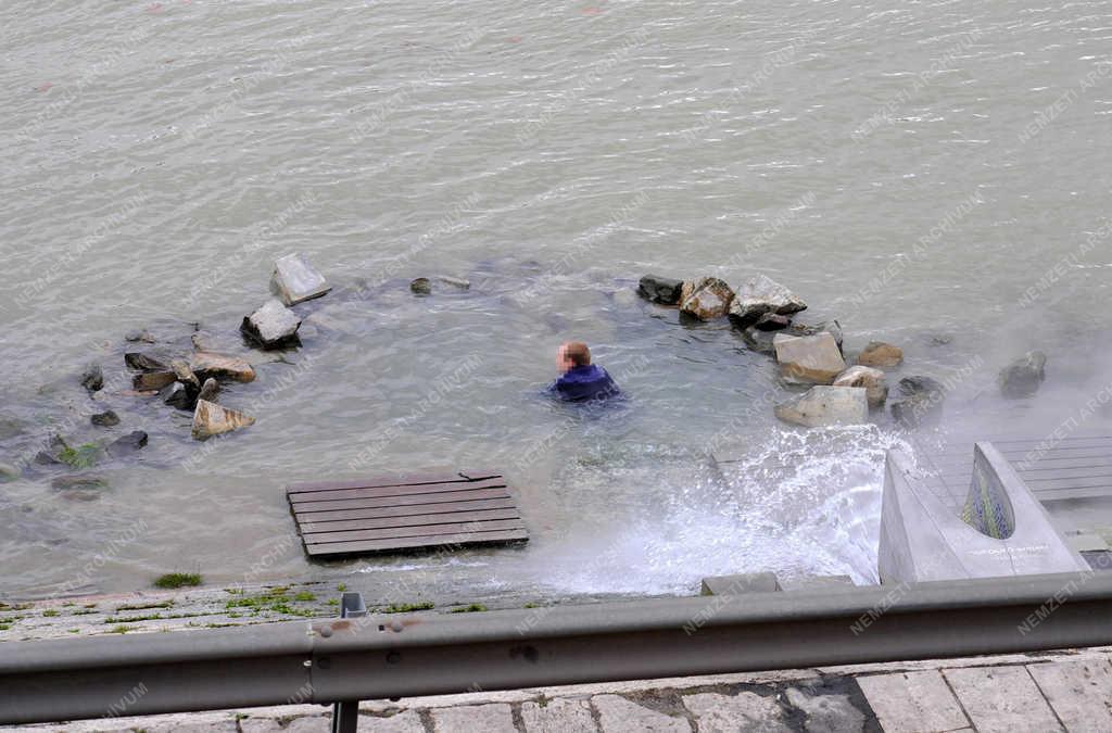 Életkép - Budapest - Téli fürdőző a Dunában