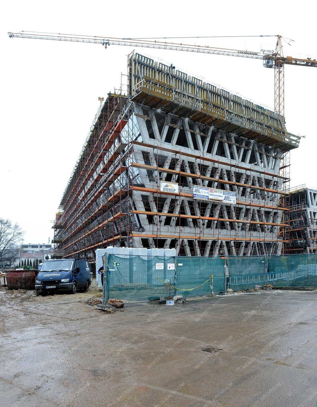 Építőipar - Debrecen - Forest Offices Irodaház épül 