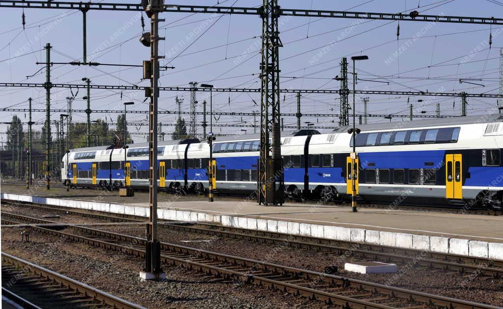 Közlekedés - Szolnok vasútállomás