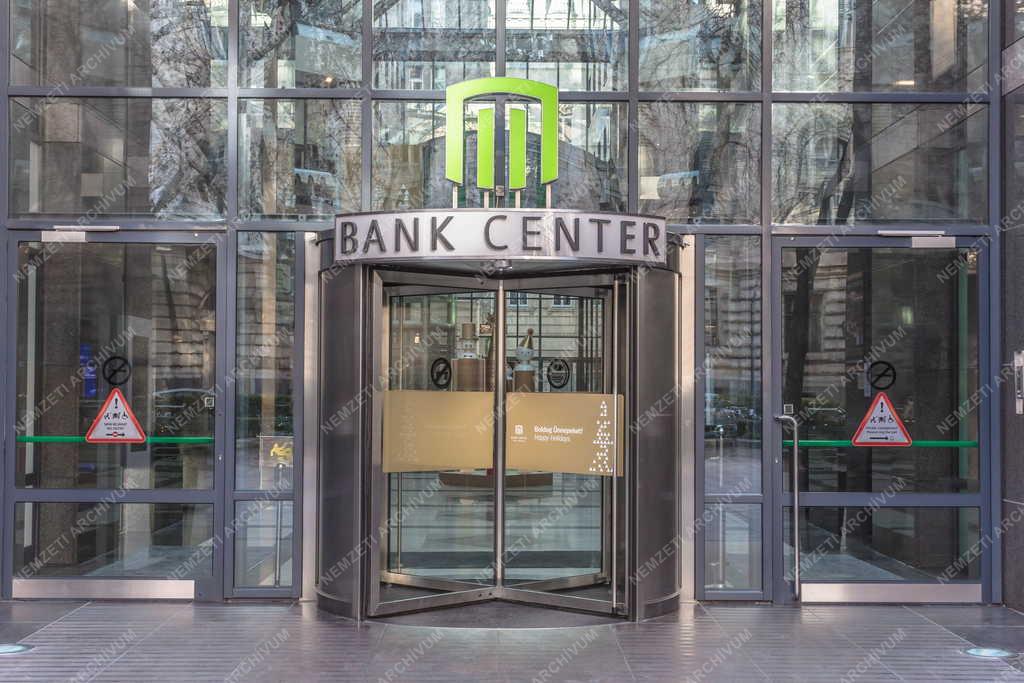 Gazdasági élet - Budapest - Bank Center bejárata