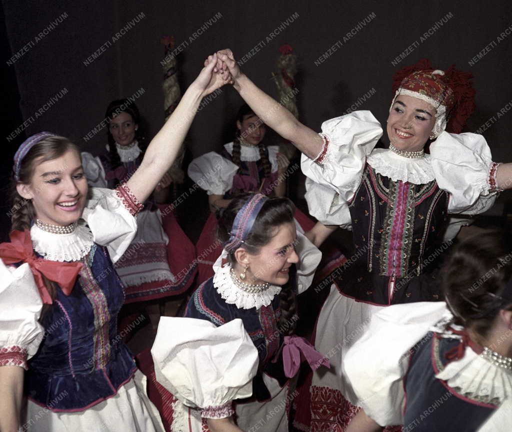 Kultúra - Külföldi fellépésre készül az Állami Népi Együttes