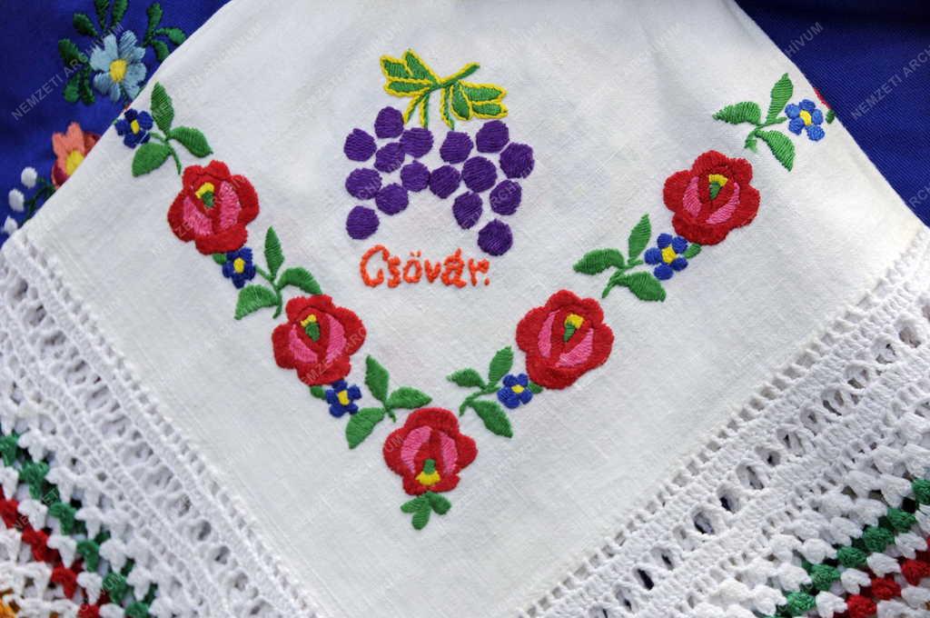 Népművészet - Csővár - Hímzett kendő 