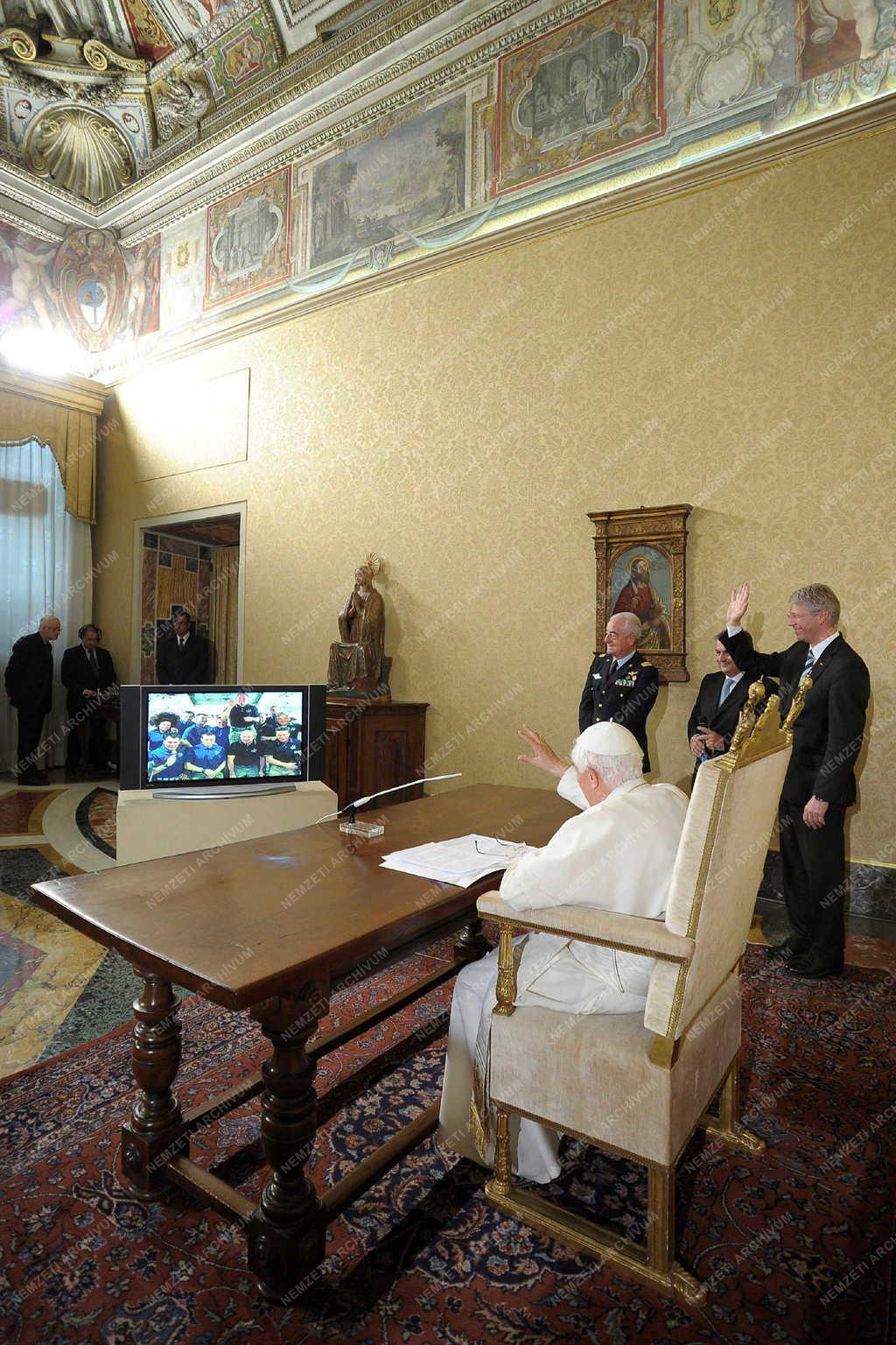 Vatikán - Világűr - Pápai telefonbeszélgetés
