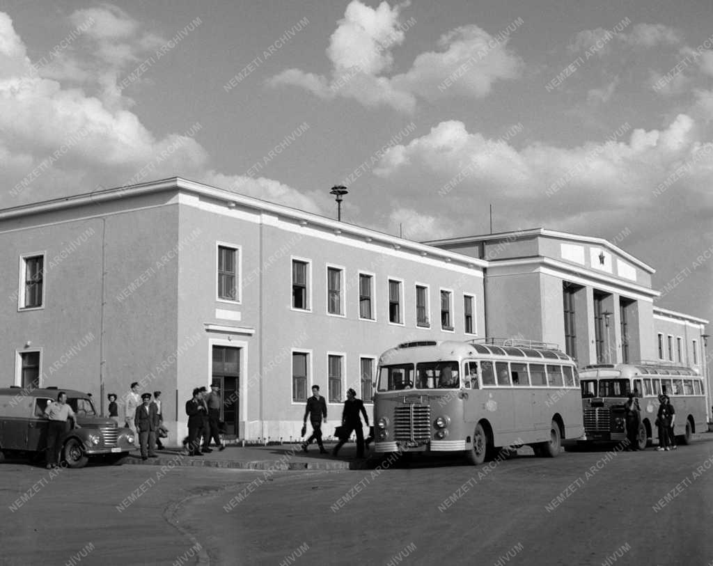 Közlekedés - A sztálinvárosi pályaudvar