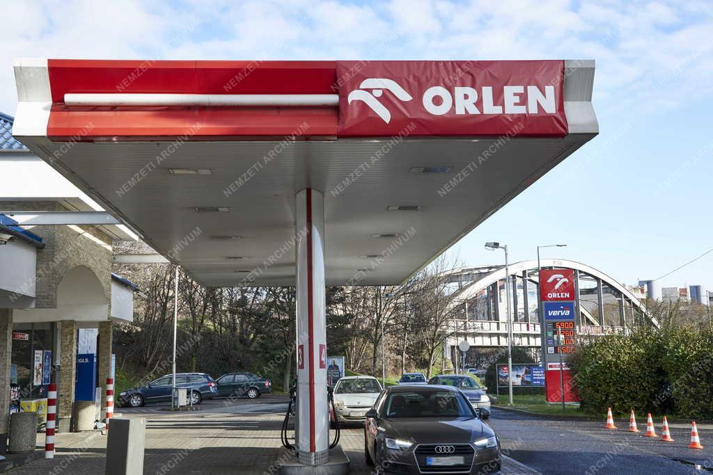 Közlekedés - Energia - Orlen benzinkút a fővárosban