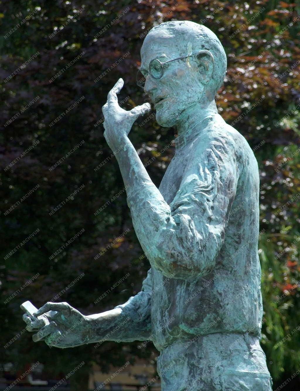 Műalkotás - Budapest - Steve Jobs szobra 