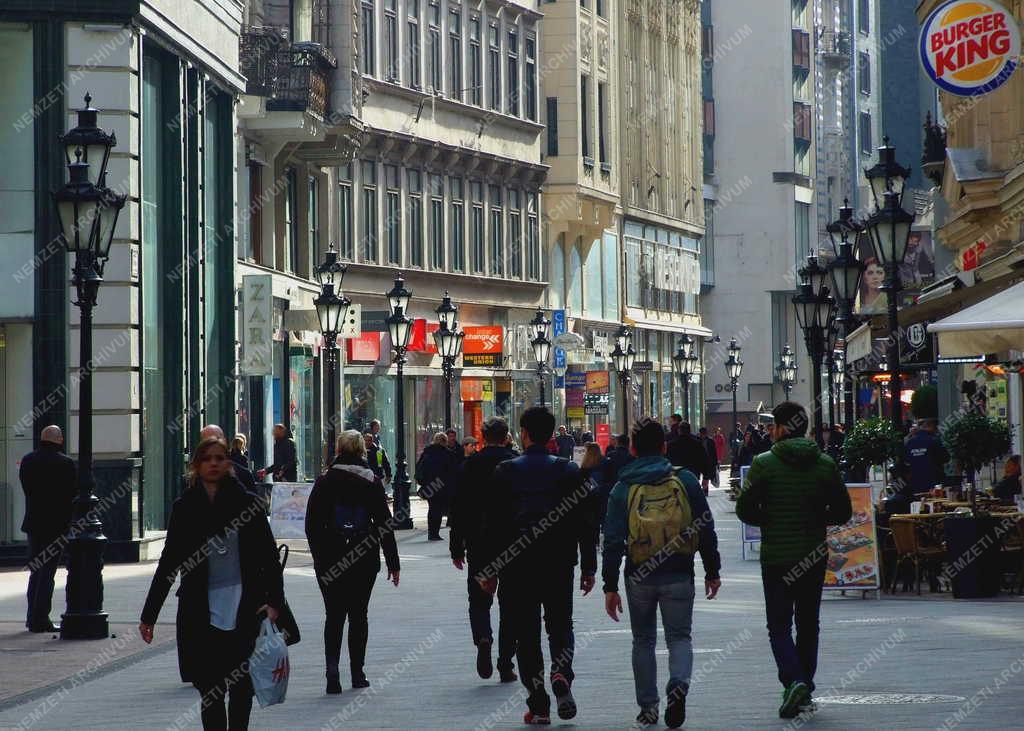 Idegenforgalom - Budapest - Turisták a Váci utcában