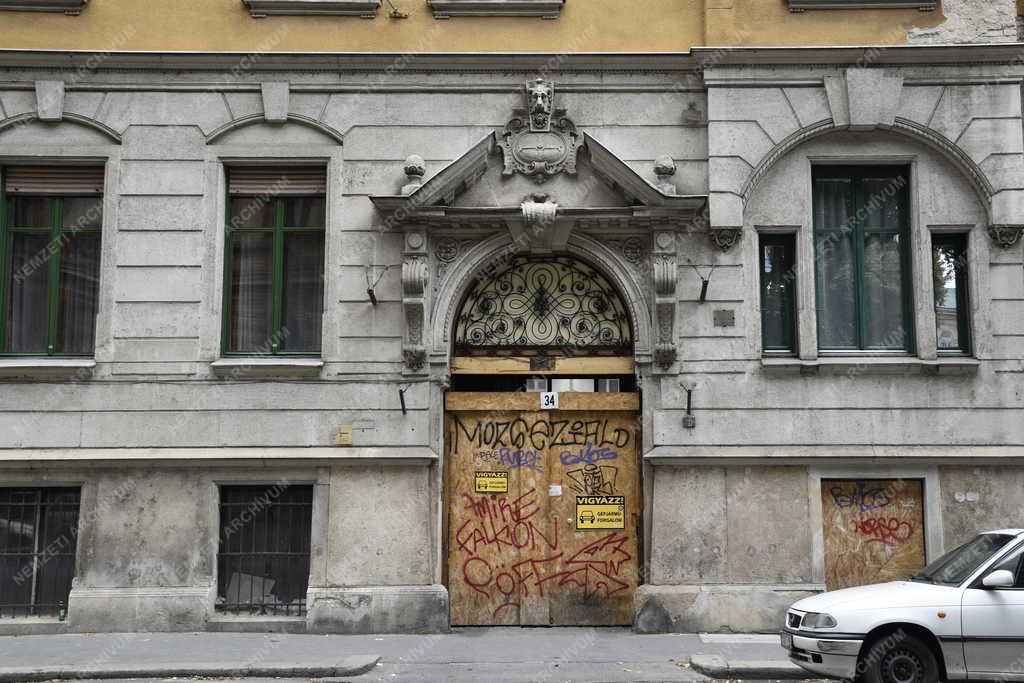 Városkép - Budapest - Felújításra váró eklektikus bérház a Baross utcában 