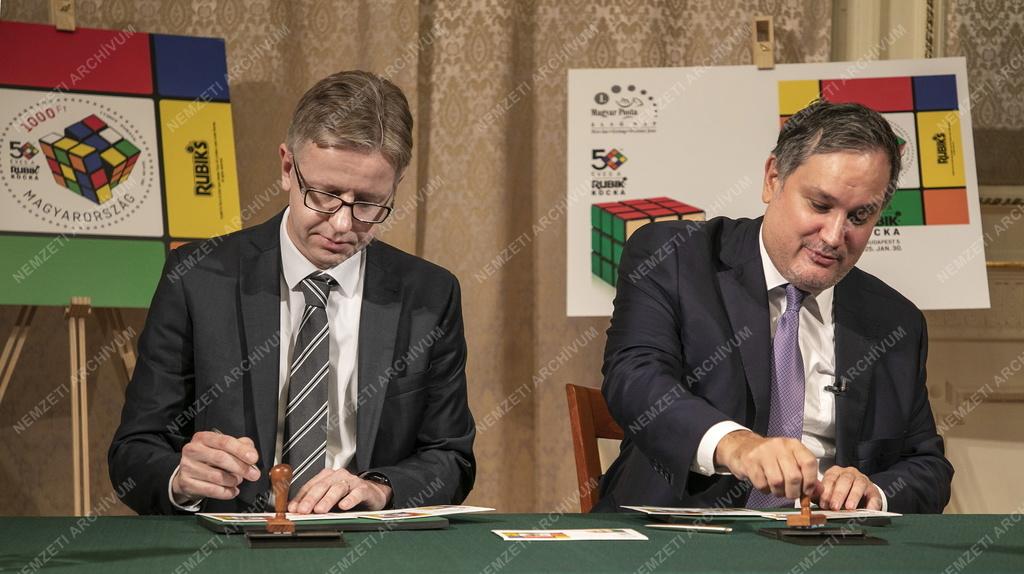 A Rubik-kocka szabadalmaztatásának 50. évfordulójára készített bélyegblokkot bocsátottak ki
