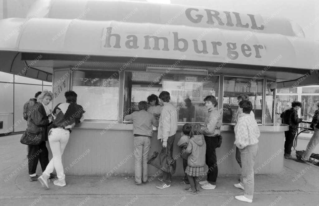 Életkép - Kereskedelem - Hamburgeres a Kálvin téren