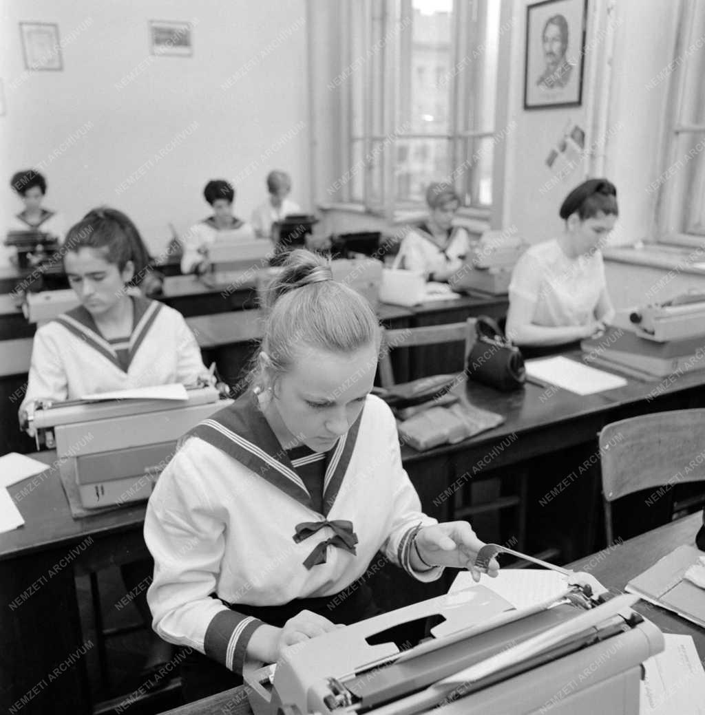 Oktatás - Gépírásból érettségiző diáklányok