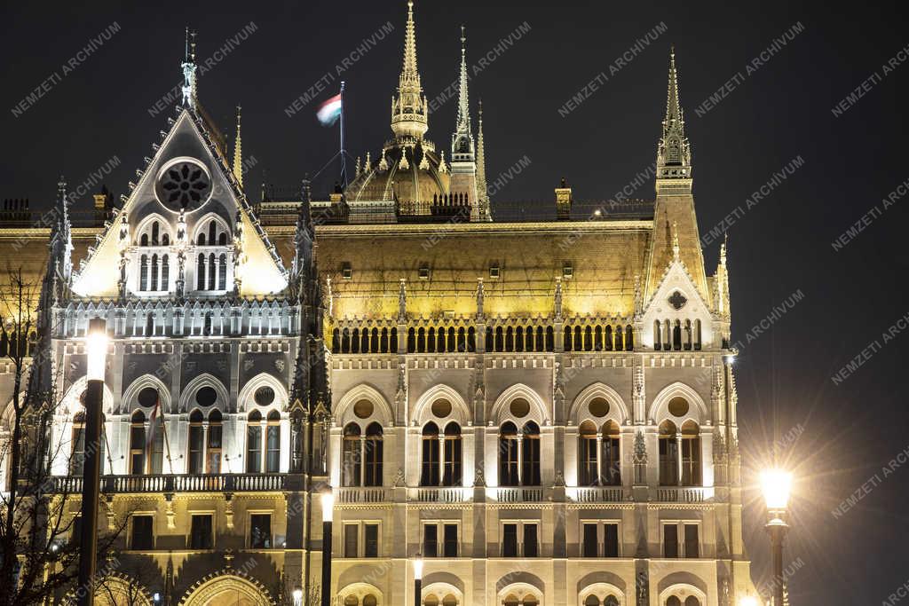 Városkép - Budapest - A Parlament esti kivilágításban