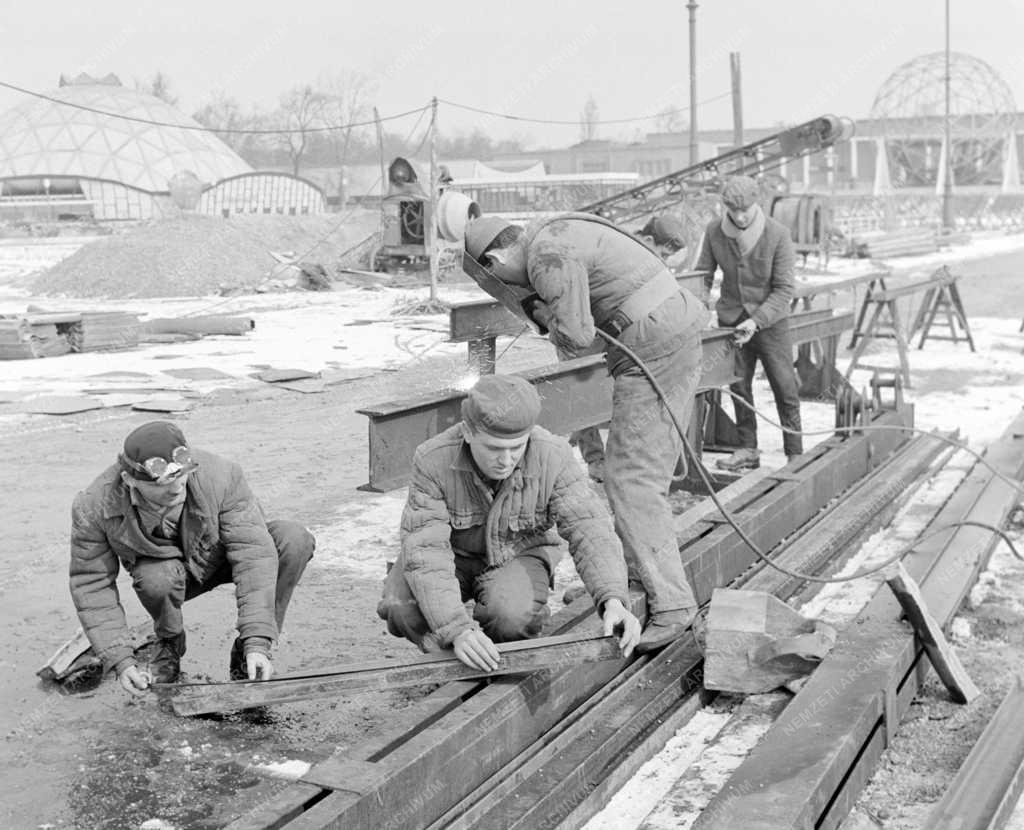 Ipar - Városkép - Épül a BNV