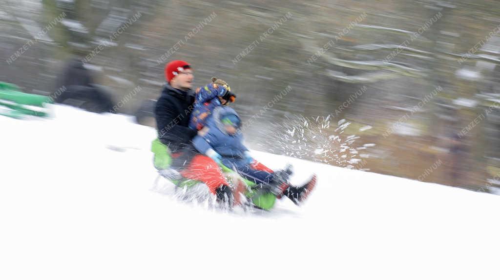 Időjárás - Debrecen - Szánkózás márciusban 