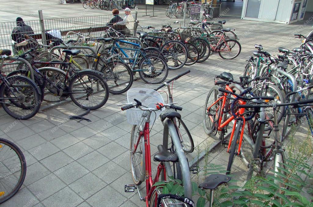 Közlekedés - Budapest - Munkába járás kerékpárral a vasútig