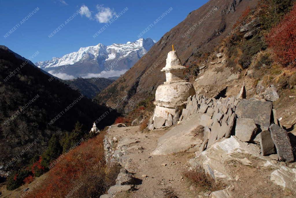 Nepál - Tengboche - Mantra kövek