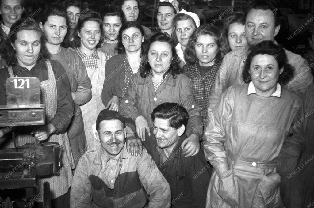 Ipar - Textilipar - Brigádmunka a Goldberger gyárban
