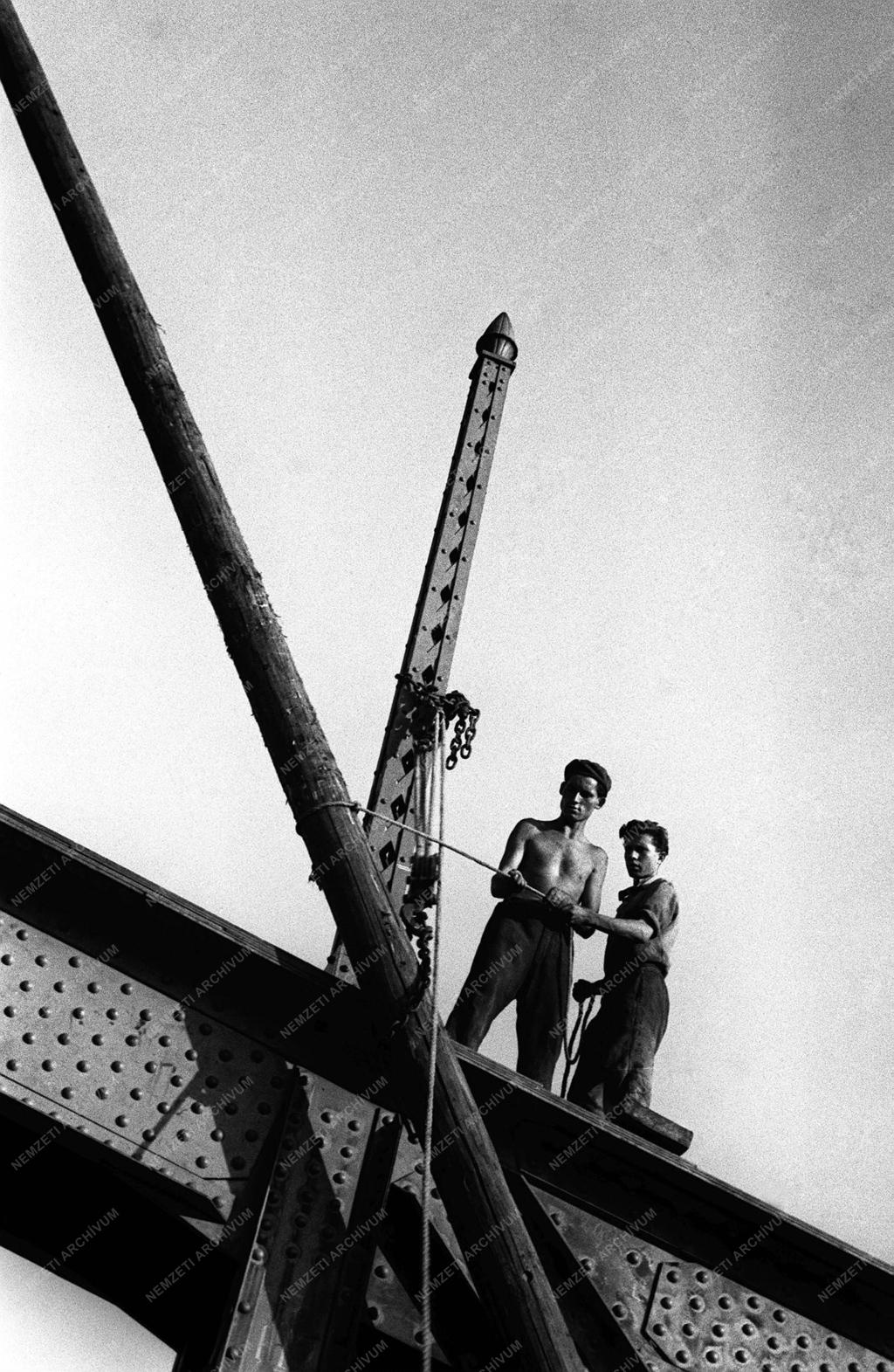 Közl. Min. rohammunkán a hídon