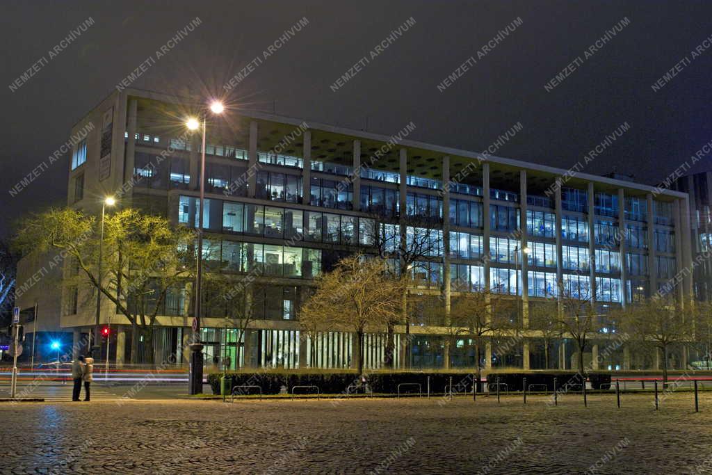 Épület - Budapest - A Liget Center irodaház esti kivilágításban