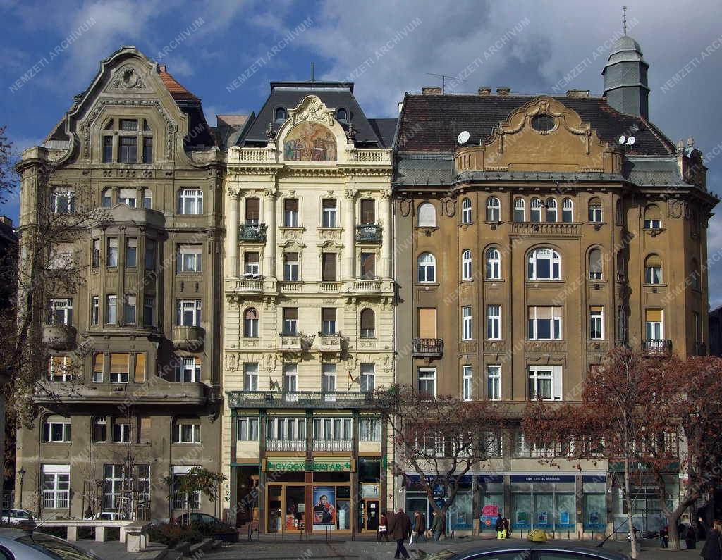 Városkép - Díszes épületek a Fővám téren