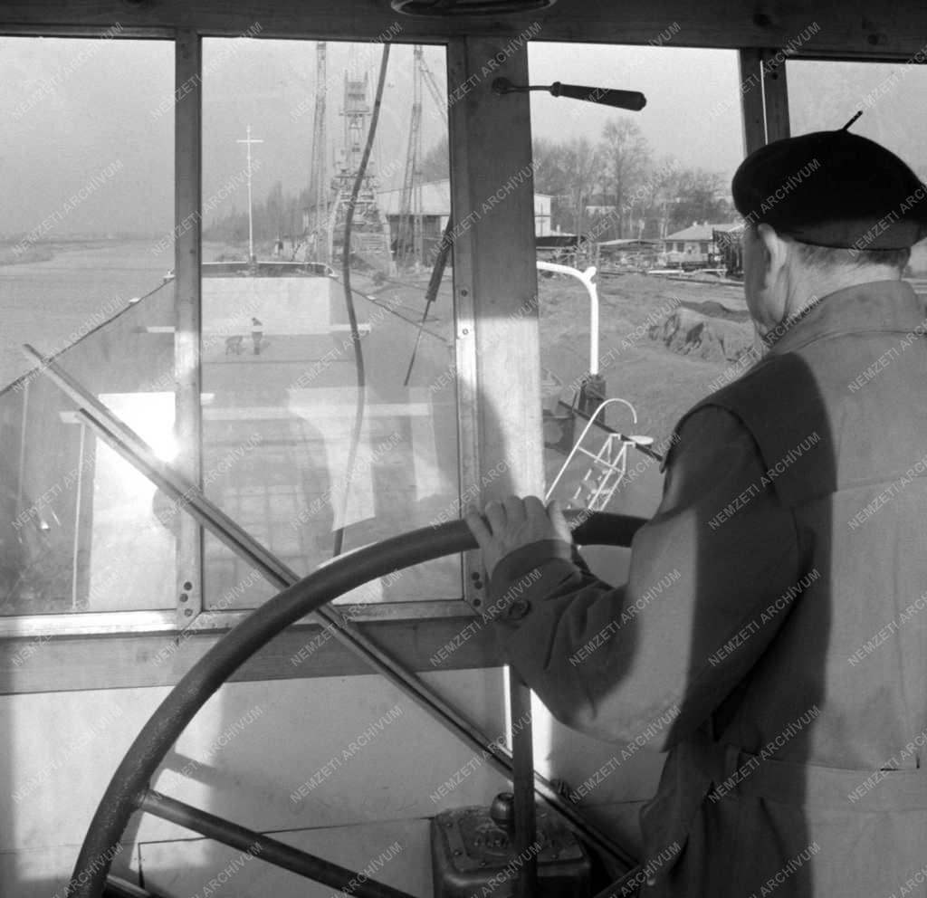 Közlekedés - Új MAHART folyami uszály épült