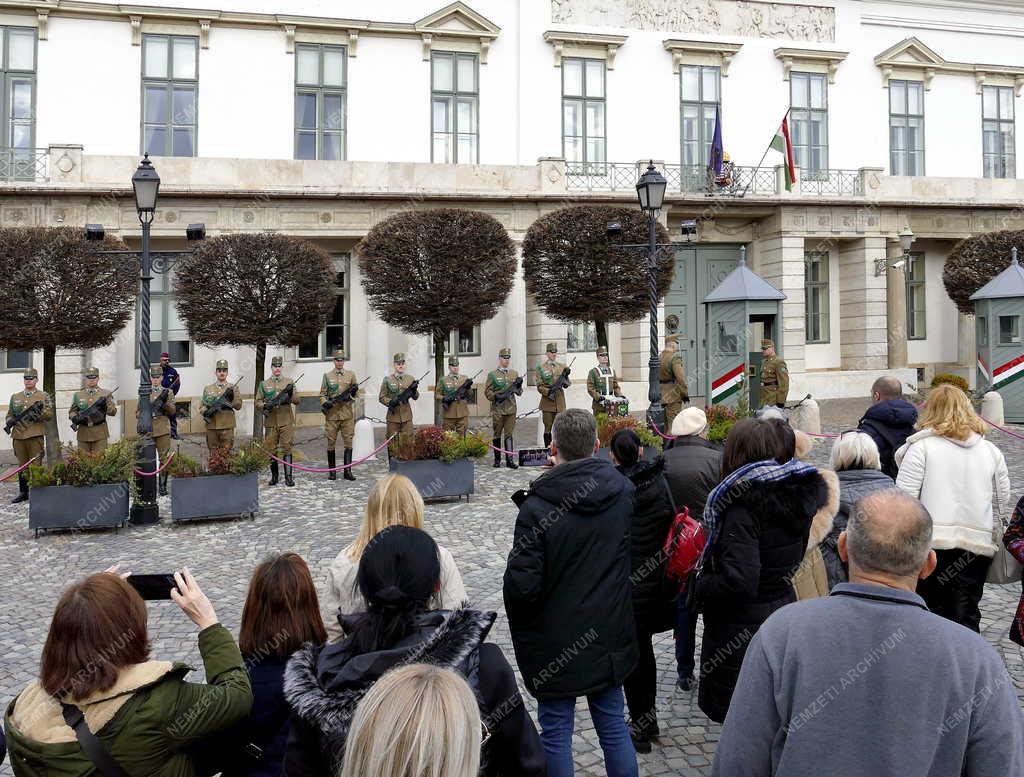 Turizmus - Budapest - Őrségváltást a Sándor-palotánál