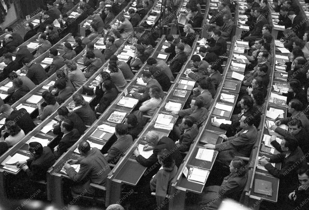 Belpolitika - Az MDP II. kongresszusa