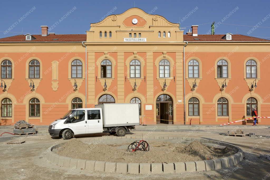 Felújítás - Vác - Megújul a váci vasútállomás