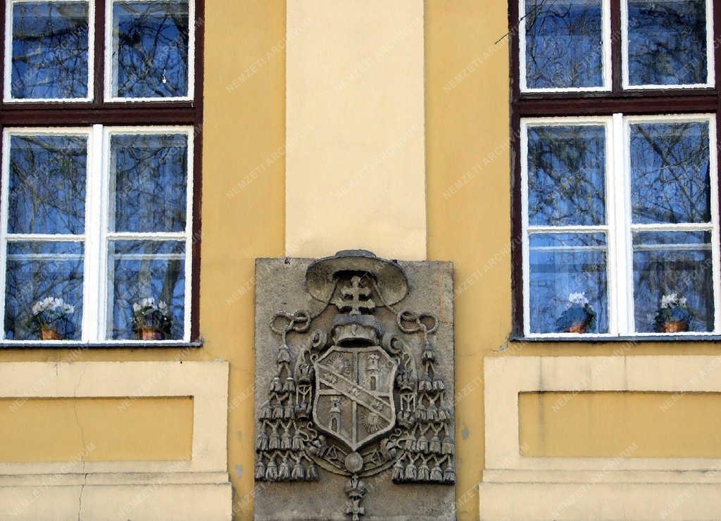 Felsőoktatás - Vác - Püspöki címer a katolikus főiskola homlokzatán