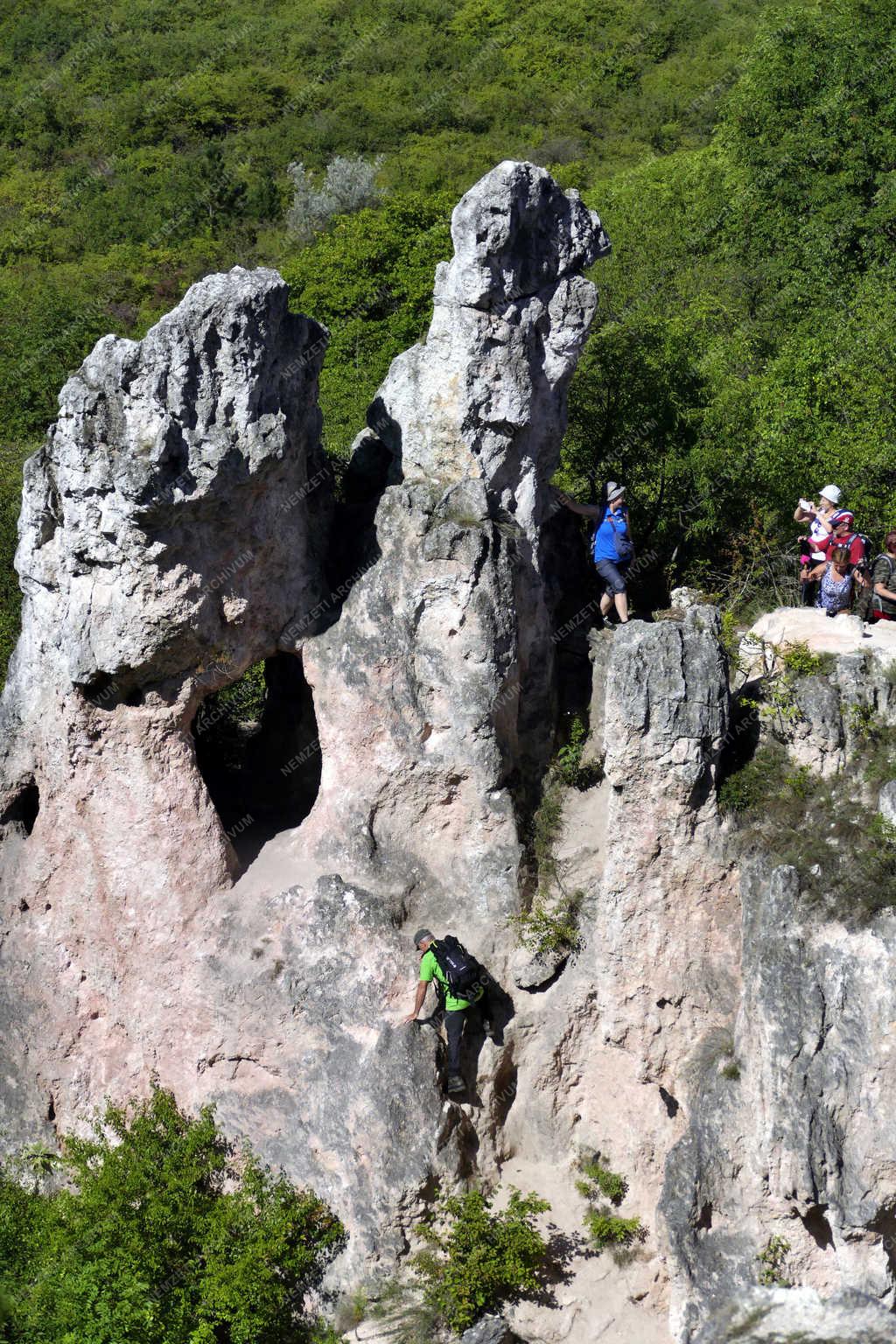 Turizmus – Pilisborosjenő – Látogatók a Teve-sziklánál