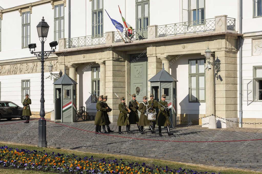 Városkép - Budapest - Őrségváltás a Budai Várban