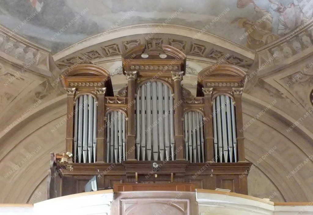 Hangszer - Nagymaros - A római katolikus templom orgonája 