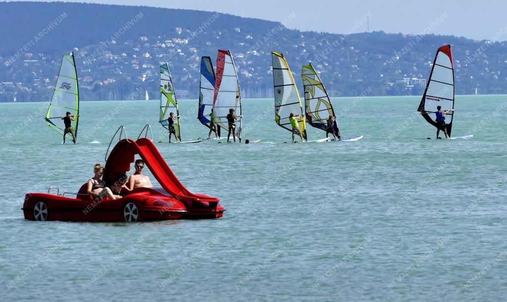Szabadidő - Zamárdi - Széllovasok és vízibiciklisek a Balatonon