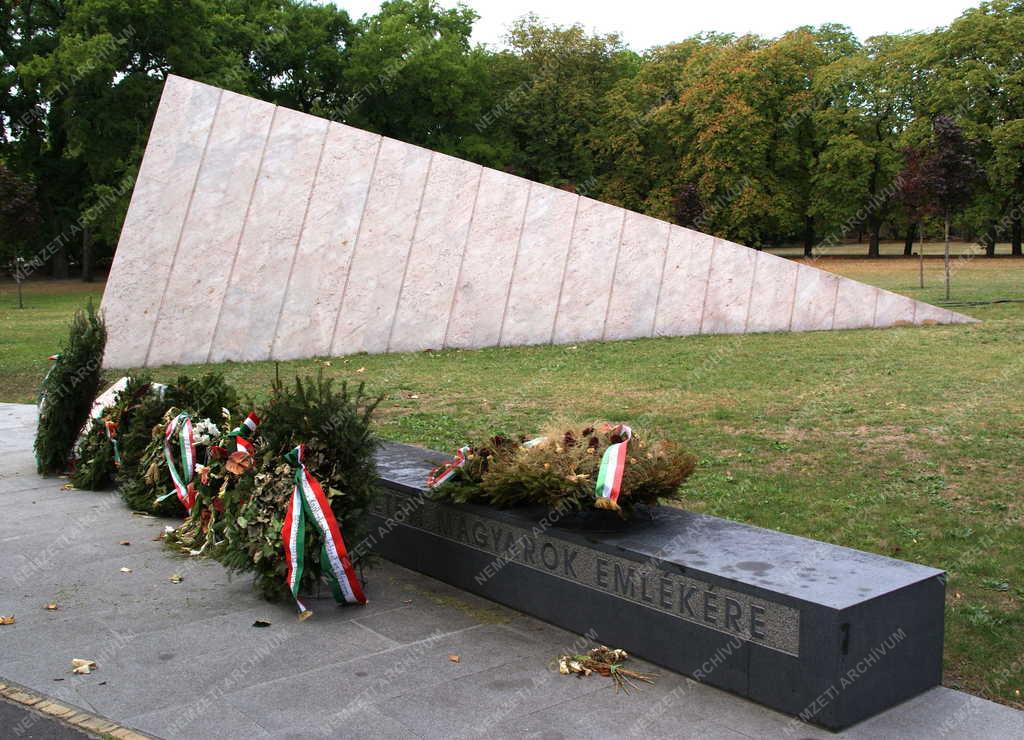 Temető - Síremlék a világháború magyar áldozatainak