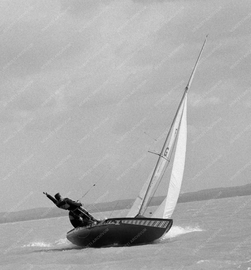 Sport - Vitorlázás a viharos Balatonon