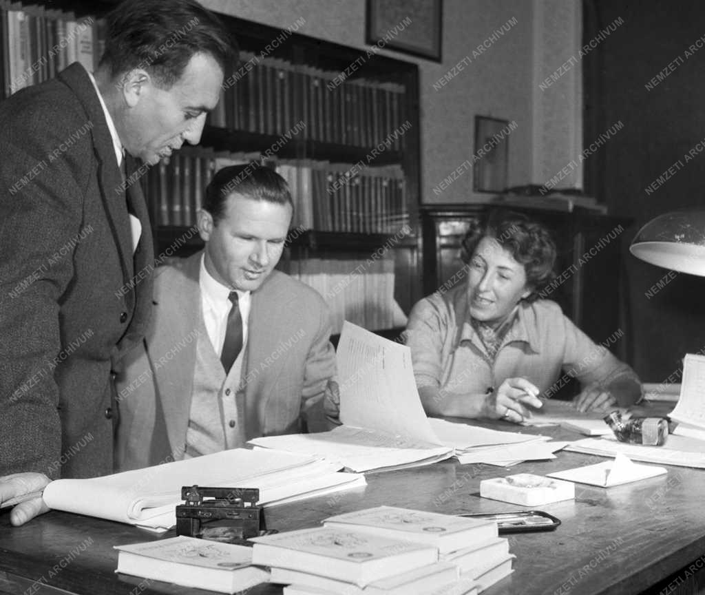 Könyvkiadás - József Attila kötet az Olcsókönyvtár kétszázadik kiadványa