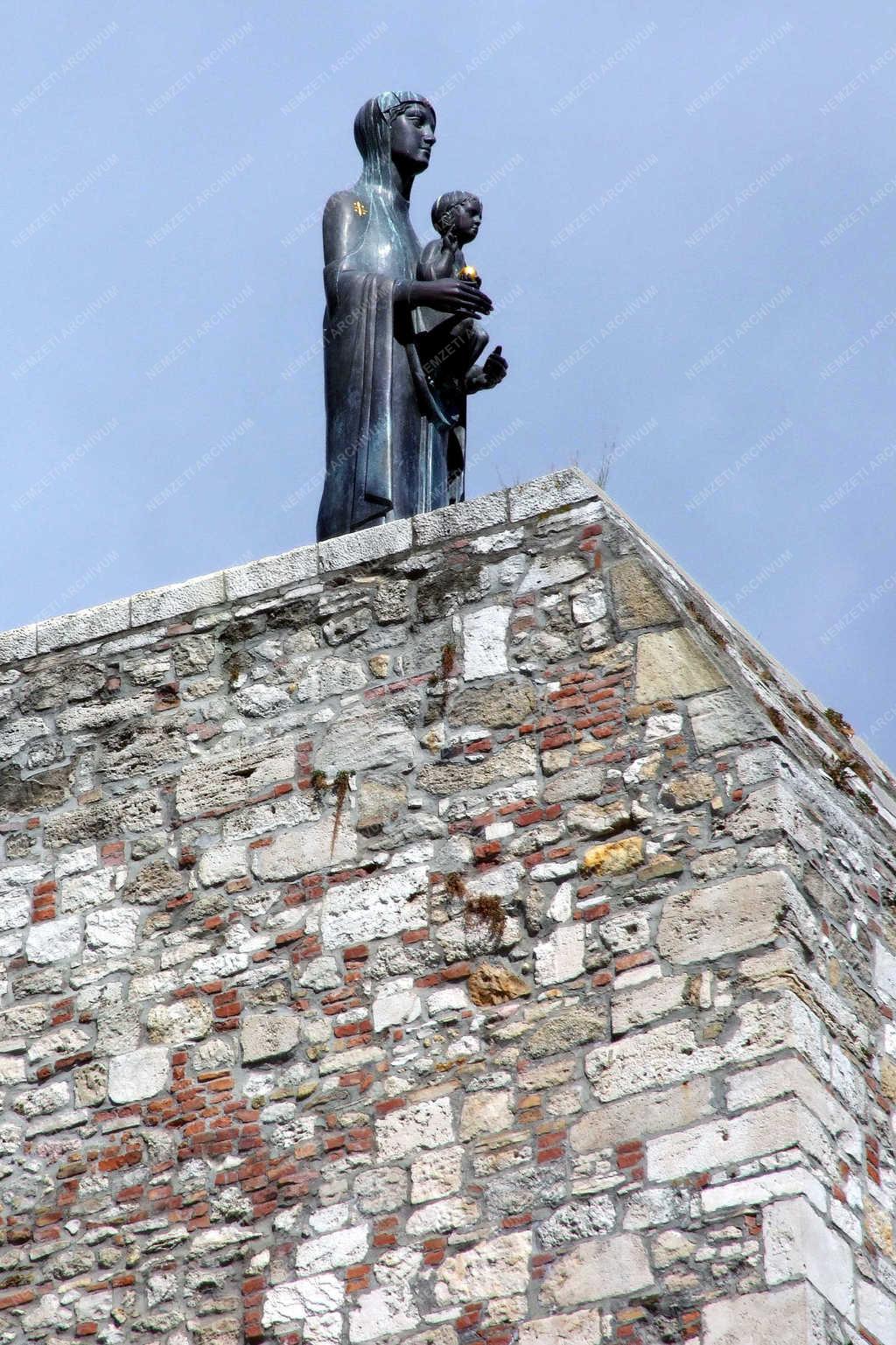 Köztéri szobor - Budapest - Madonna a várfalon