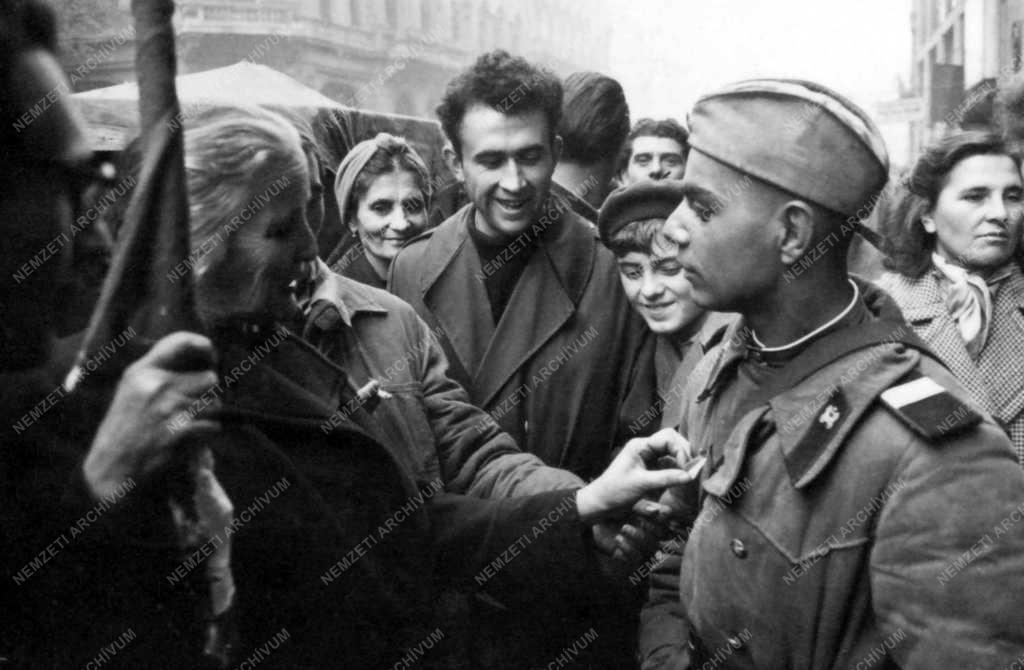 Belpolitika - '56-os forradalom - Szovjet katona a pesti utcán